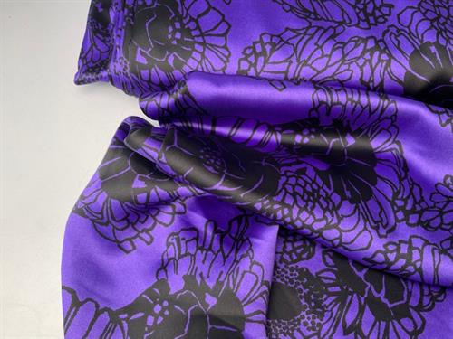 Fastvævet polyester - satin i lilla med sort mønster
