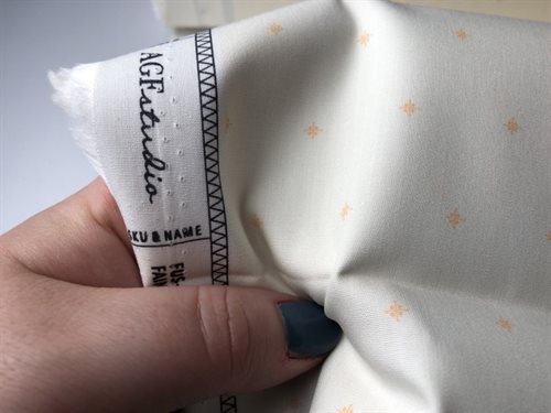 Patchwork stof - AGF fusion nectarine, flødefarvet med fint lille motiv