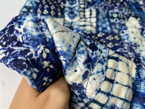 Quiltet velour - flot patchwork mønster i blå toner