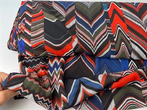 Satinvævet - zig zag mønster i blå og røde toner